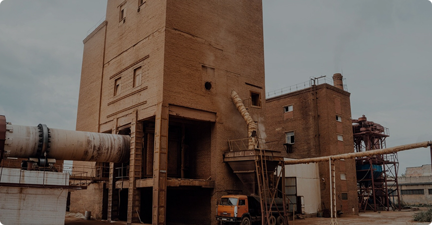 Работающий в мастерской человек